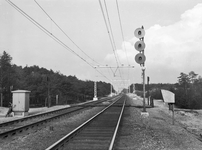 164007 Gezicht op de juist geëlectrificeerde spoorlijn Amersfoort - Zwolle, ter hoogte van Nunspeet, met een ...